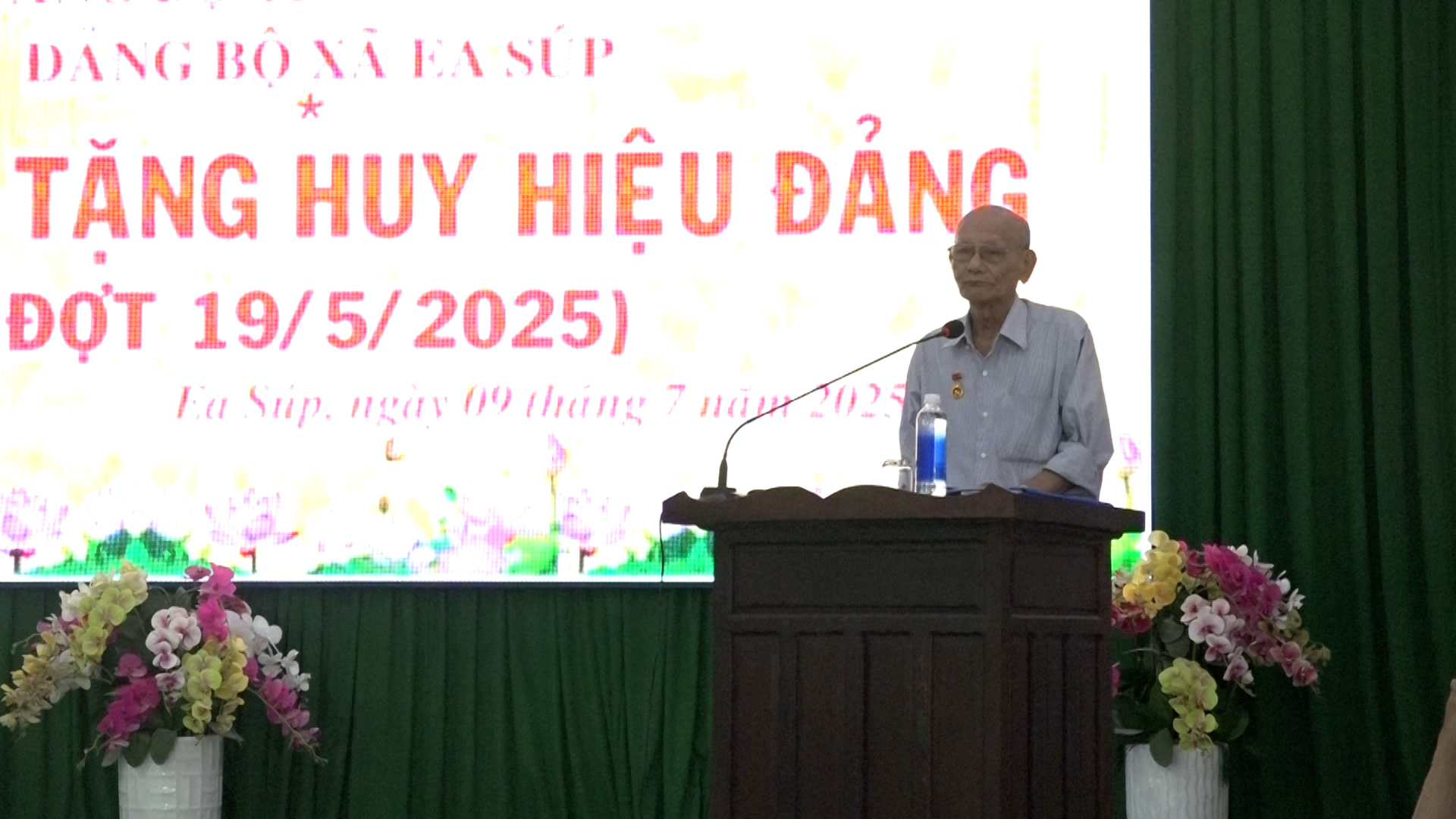 Đảng viên Nguyễn Xuân Nghi đại diện các đảng viên nhận Huy hiệu Đảng phát biểu cảm tưởng